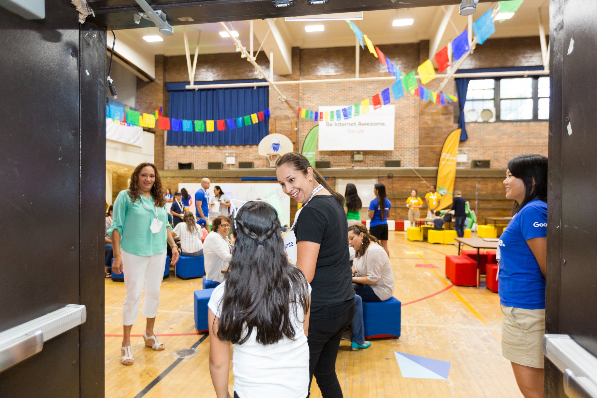 Families at the Sé Genial en Internet activation, produced in partnership with LNL Agency, North Star Alliances and Jelena Group.