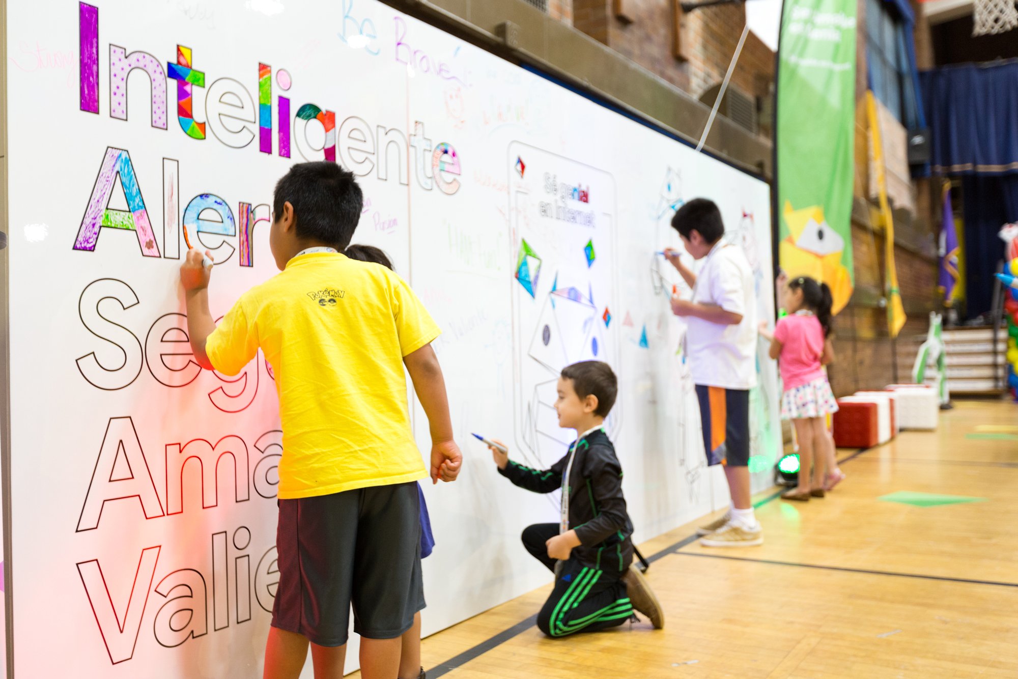 Bilingual Sé Genial en Internet coloring wall at a community event